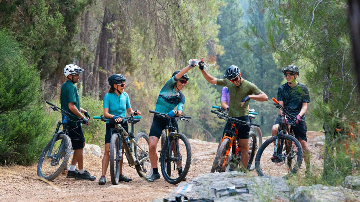 ביגוד וציוד רכיבה לאופניים