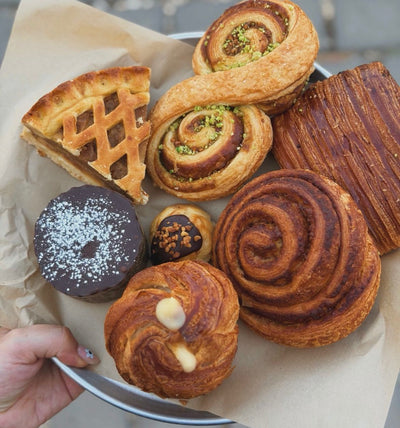 מבחר מאפים ליד הקפה