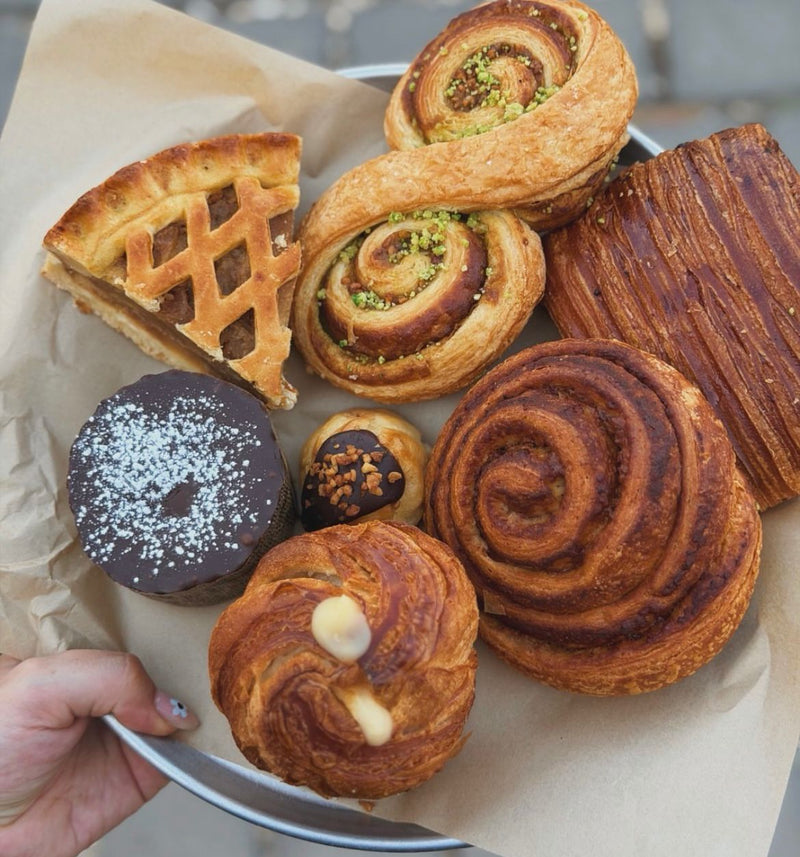 מבחר מאפים ליד הקפה